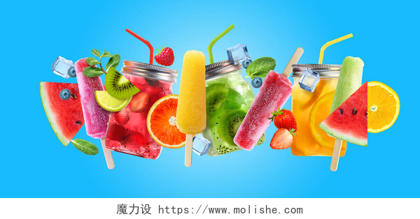 蓝天下的水果冰棍明亮的夏季鸡尾酒饮料、冰棍和蓝色背景的水果.